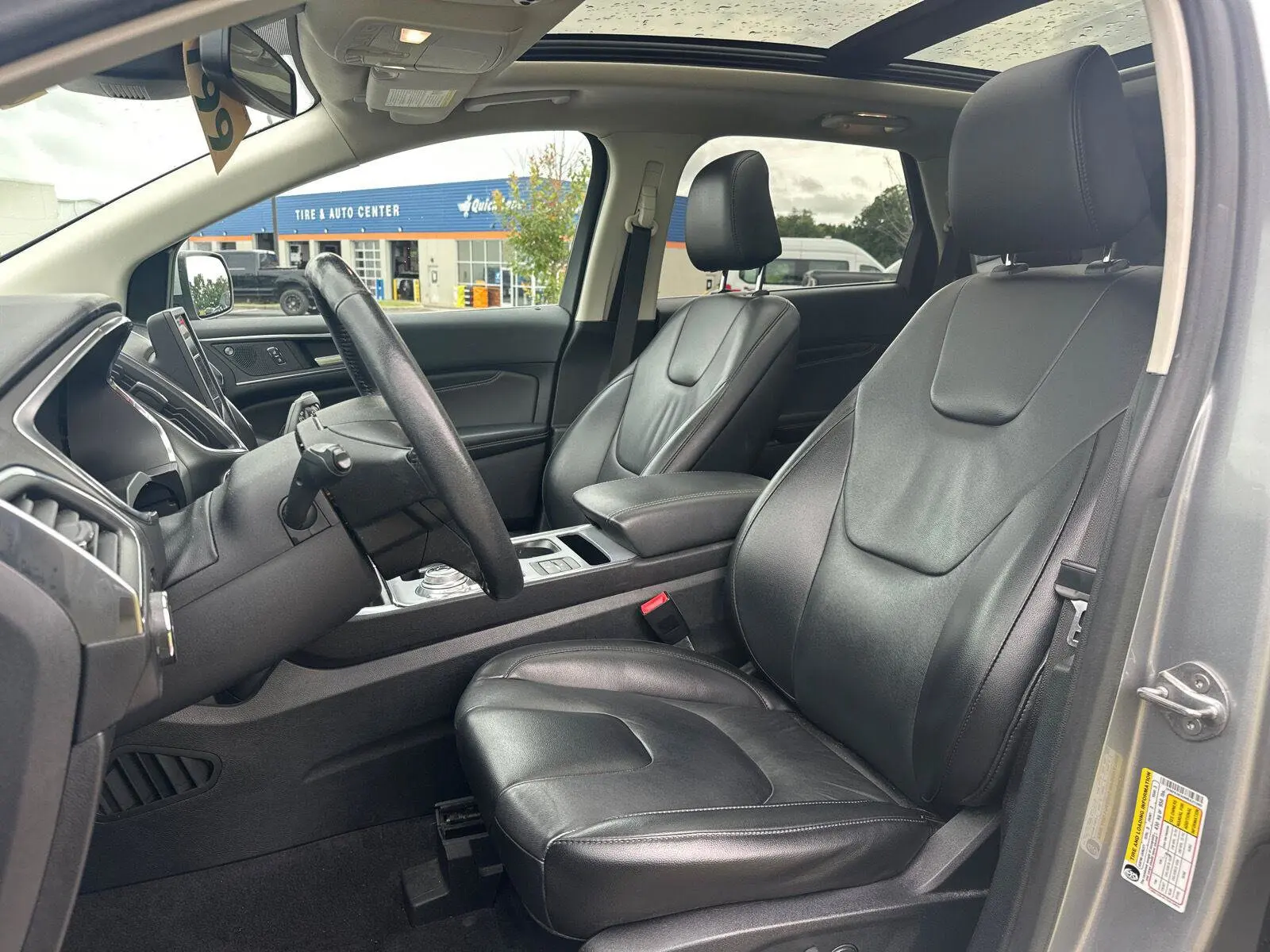 2021 Ford Edge Titanium AWD photo 3