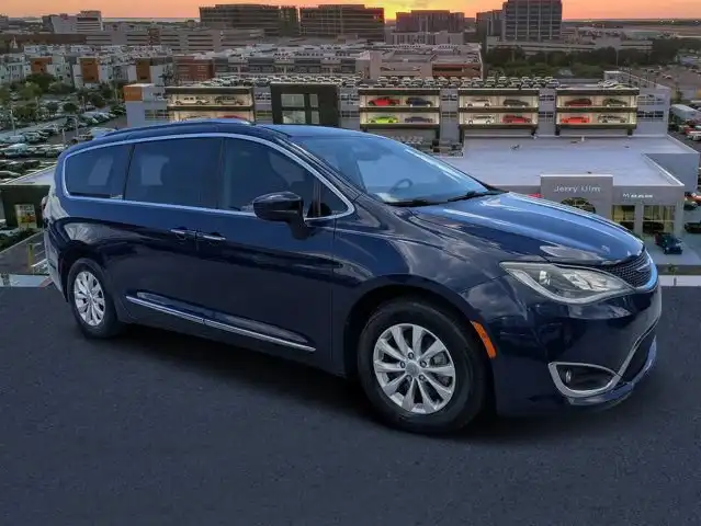 2019 Chrysler Pacifica Touring L's photo