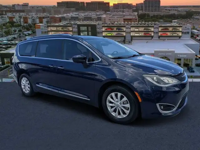 2019 Chrysler Pacifica Touring L's photo