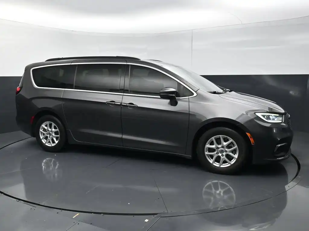 2022 Chrysler Pacifica Touring L's photo