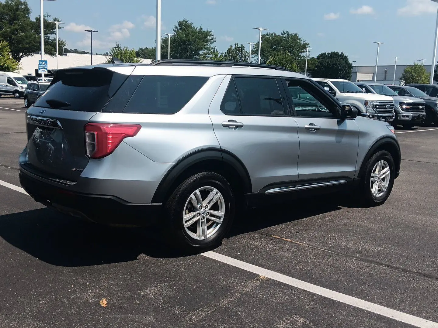 2024 Ford Explorer XLT 4WD photo 4