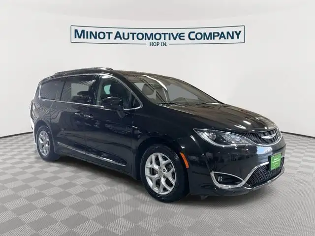 2020 Chrysler Pacifica Touring L's photo