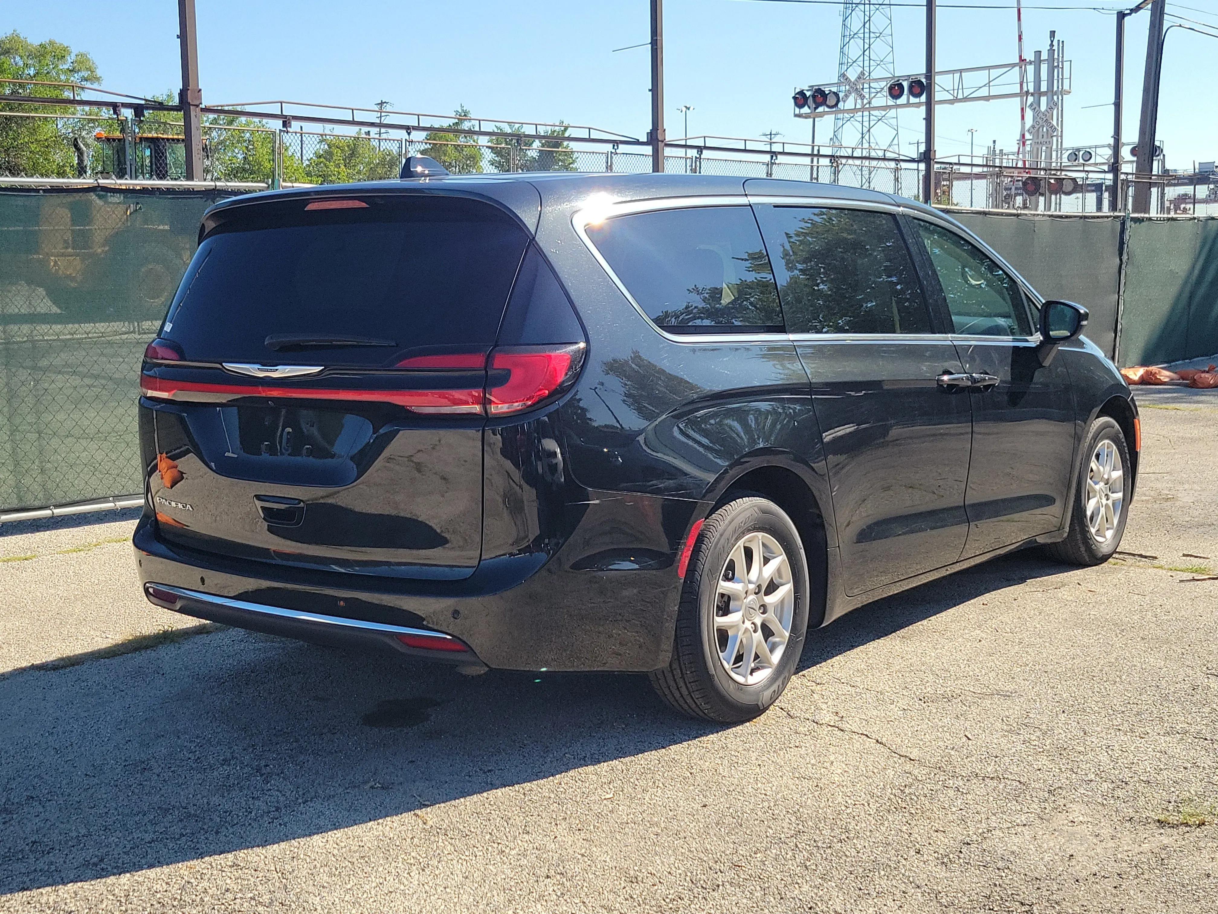 2023 Chrysler Pacifica Touring L photo 4
