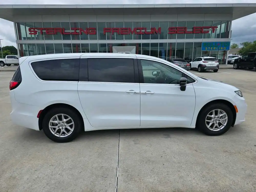 2024 Chrysler Pacifica Touring L's photo
