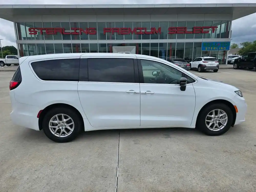2024 Chrysler Pacifica Touring L's photo