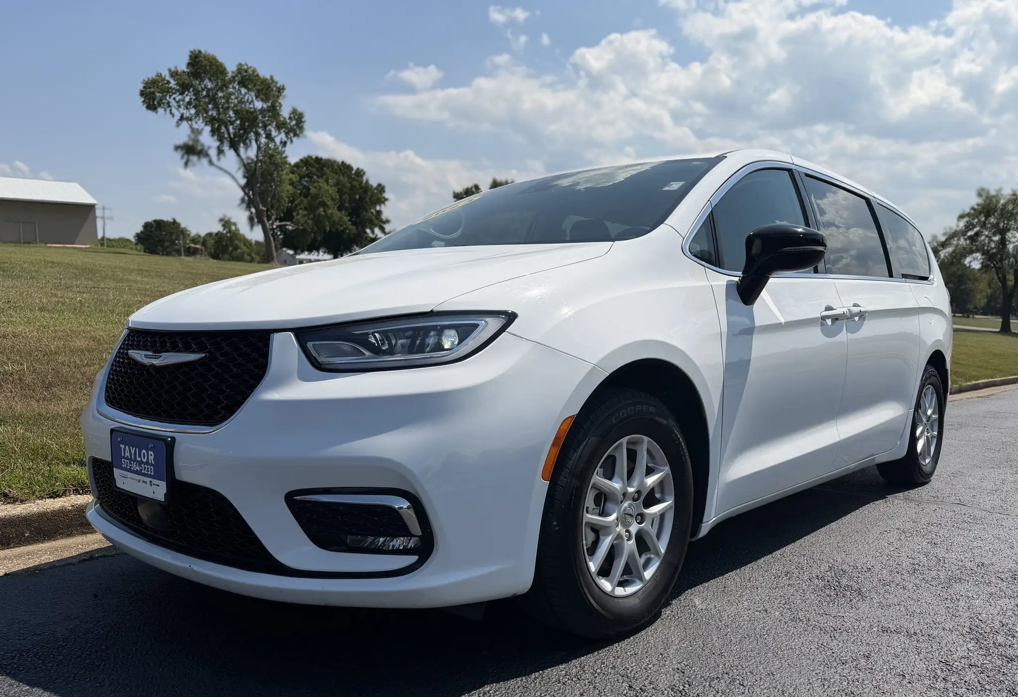 2024 Chrysler Pacifica Touring L photo 1