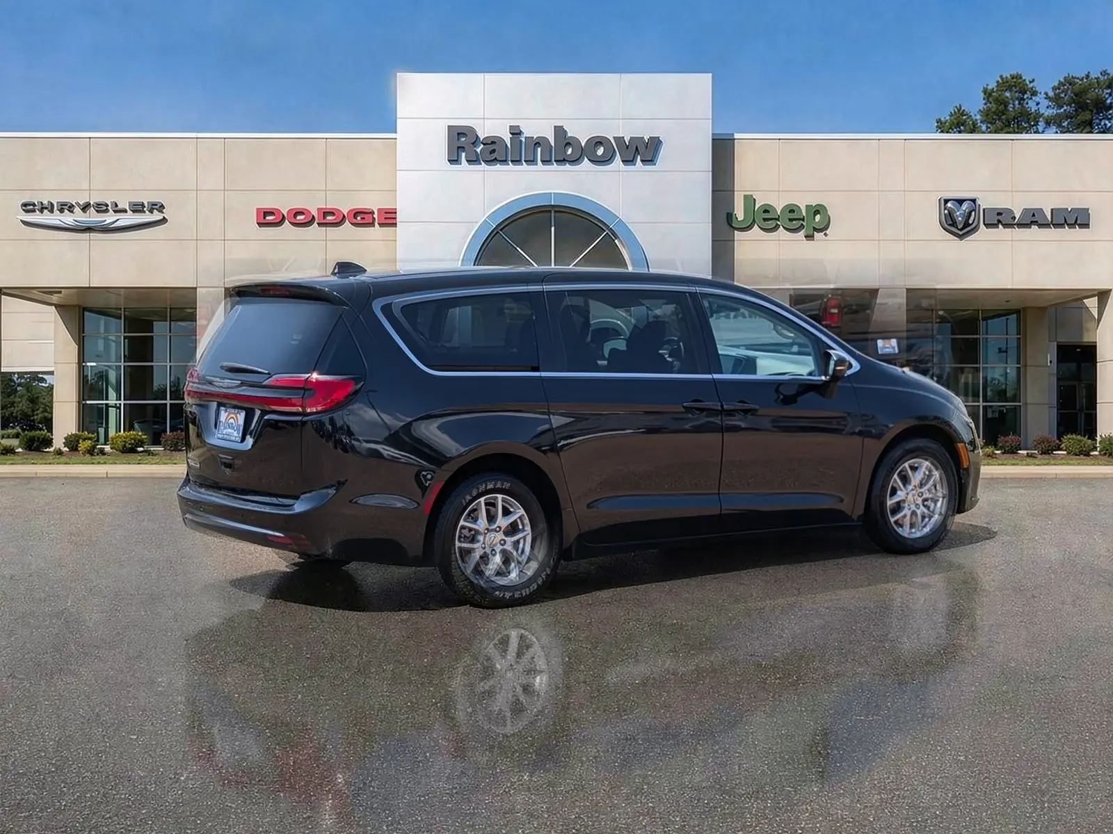 2023 Chrysler Pacifica Touring L photo 3