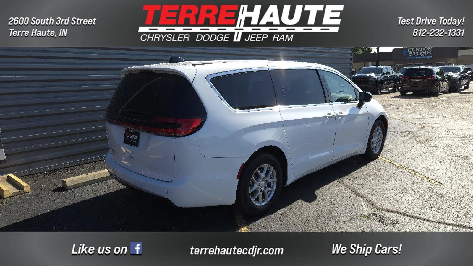 2027 Chrysler Pacifica Select photo 4