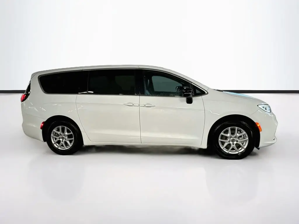 2025 Chrysler Pacifica Select photo 4