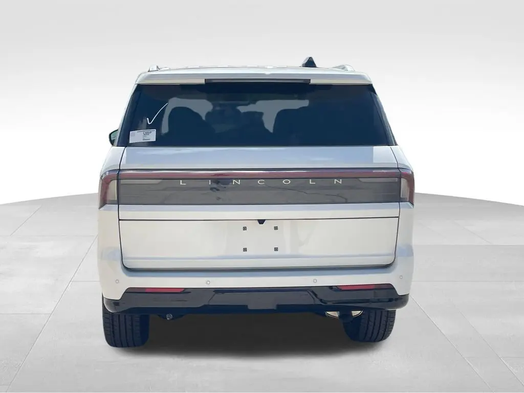 2027 Lincoln Navigator Premiere AWD photo 4