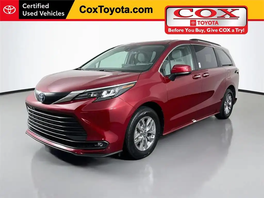 2025 Toyota Sienna XLE 8-Passenger Hybrid FWD's photo