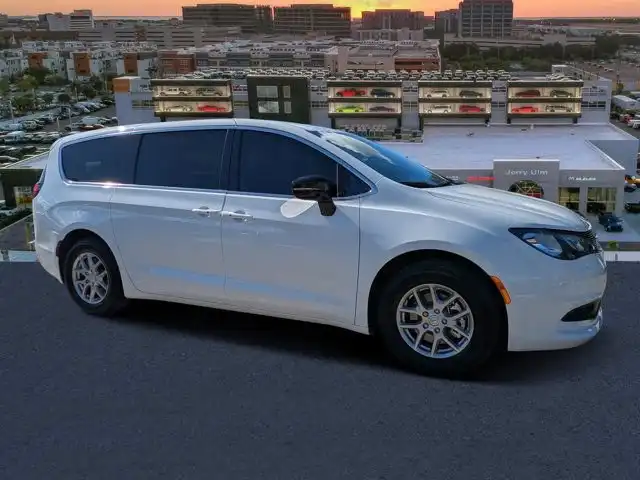 2026 Chrysler Voyager LX's photo