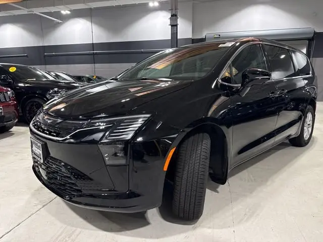 2027 Chrysler Pacifica Select AWD photo 3