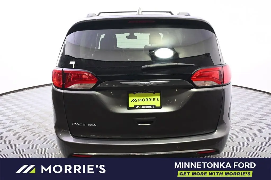 2017 Chrysler Pacifica Touring-L photo 5