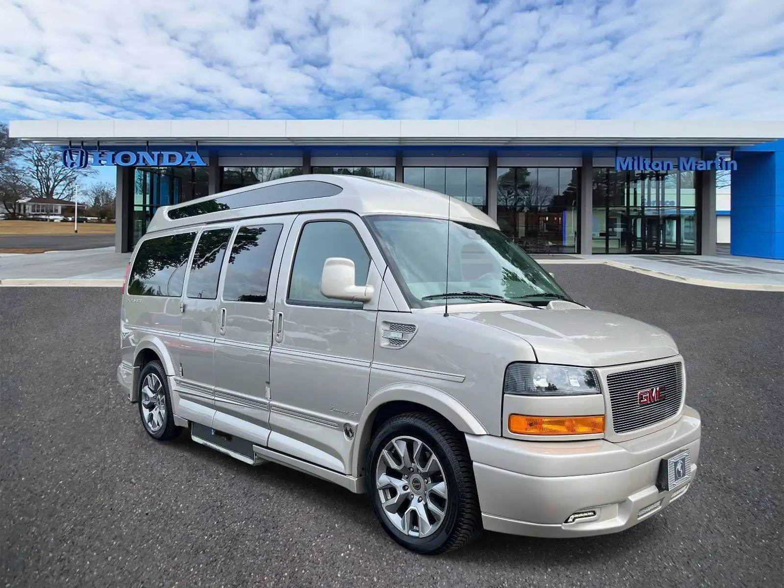 2024 GMC Savana 2500's photo