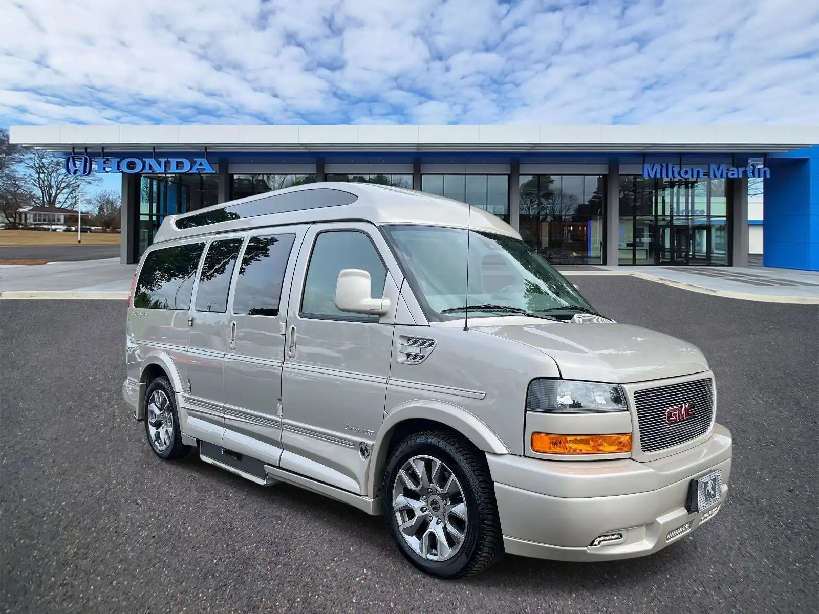 2024 GMC Savana 2500's photo