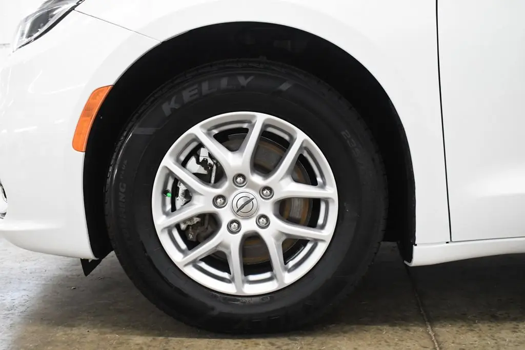 2023 Chrysler Pacifica Touring L photo 3