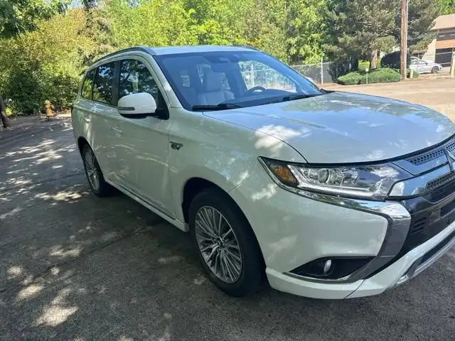 2022 Mitsubishi Outlander Plug-in Hybrid SE S-AWC's photo