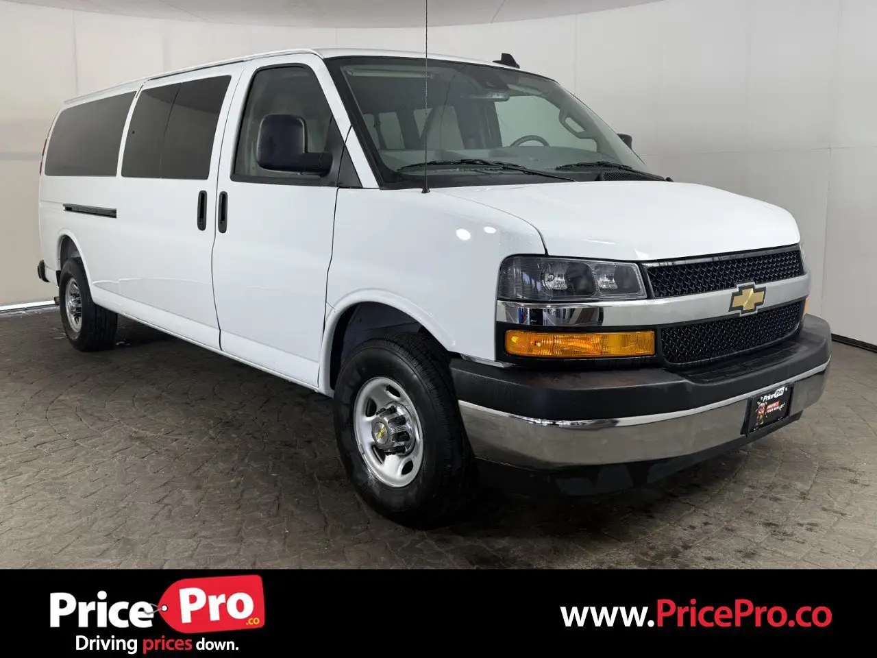 2025 Chevrolet Express 3500 LT Extended photo 1