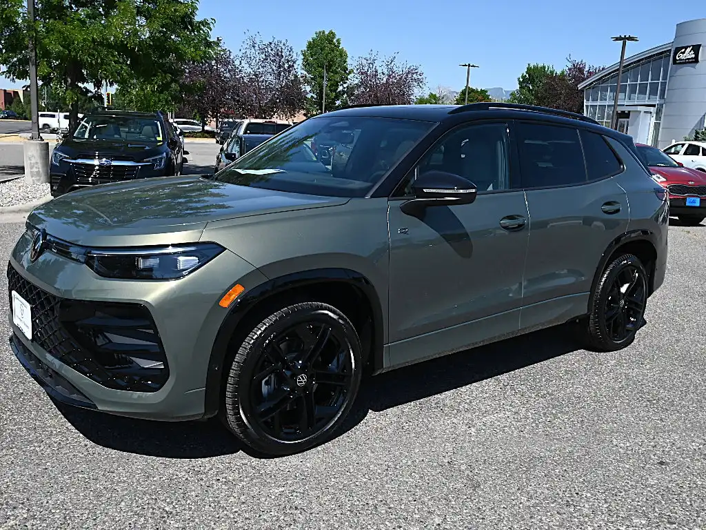 2026 Volkswagen Tiguan 2.0T SE R-Line Black 4Motion's photo