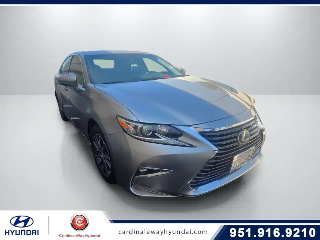 2016 Lexus ES 350 300h's photo