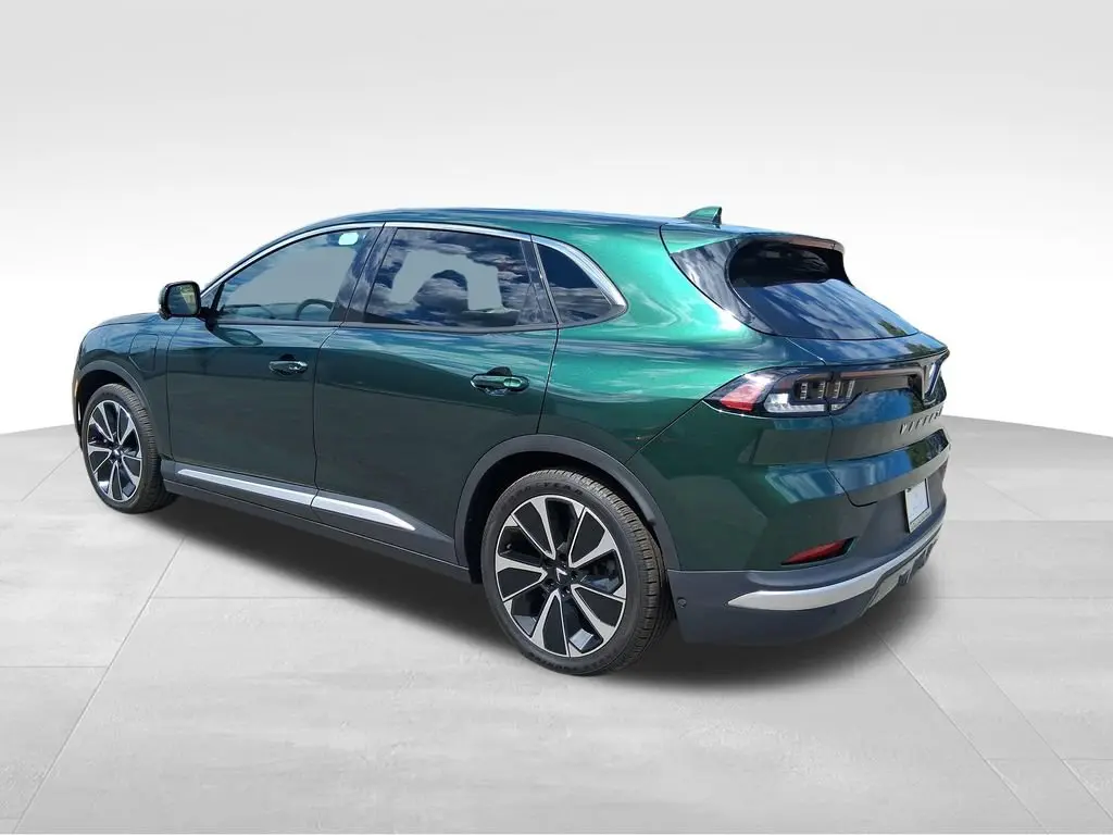 2023 VinFast VF 8 VF 8 Standard Range photo 3