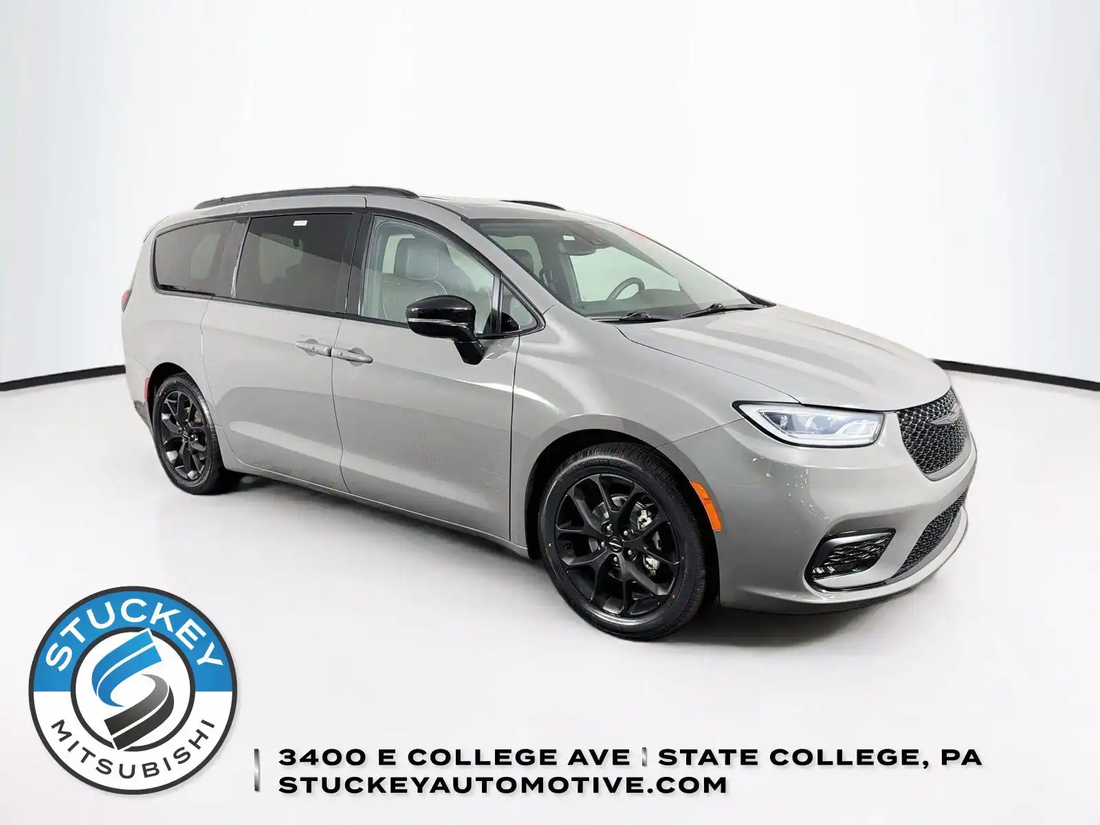 2025 Chrysler Pacifica Limited's photo