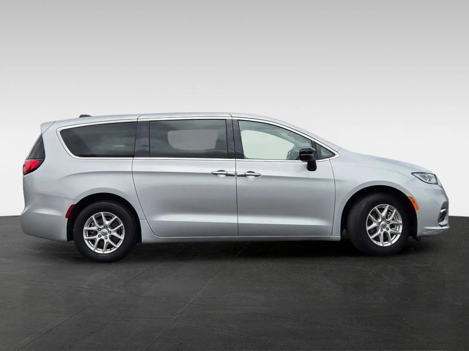 2024 Chrysler Pacifica Touring L photo 3