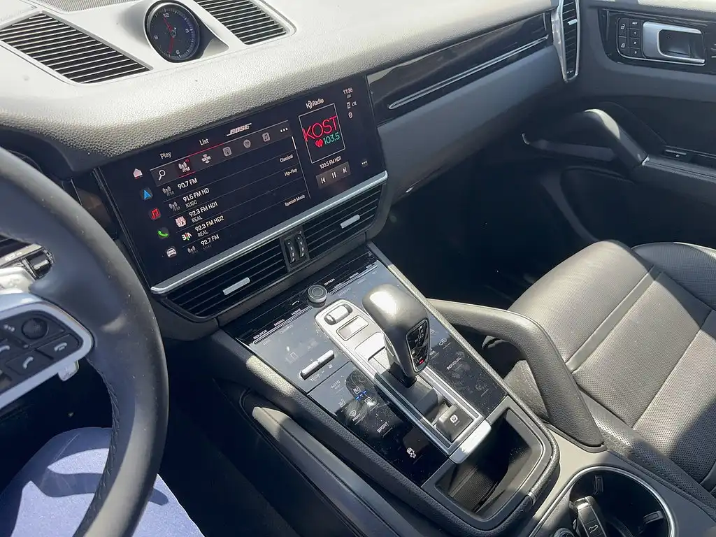 2023 Porsche Cayenne Platinum Edition's photo