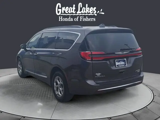 2023 Chrysler Pacifica Limited AWD photo 3