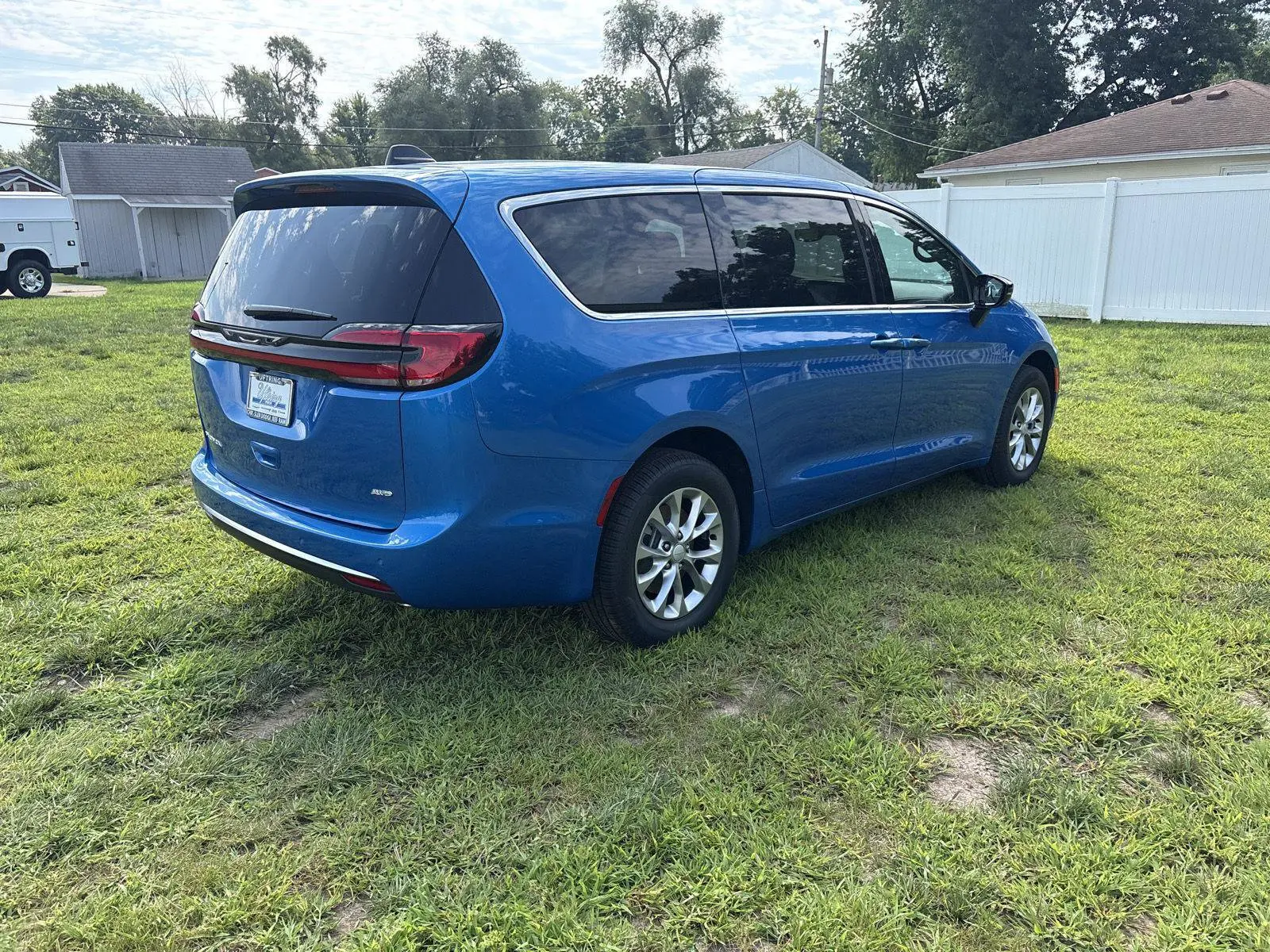 2027 Chrysler Pacifica Select AWD photo 5