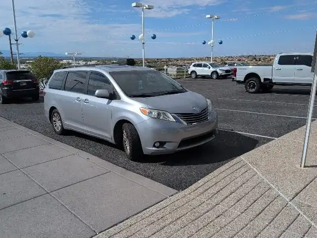 2017 Toyota Sienna XLE V6 7-Passenger Access Seat's photo