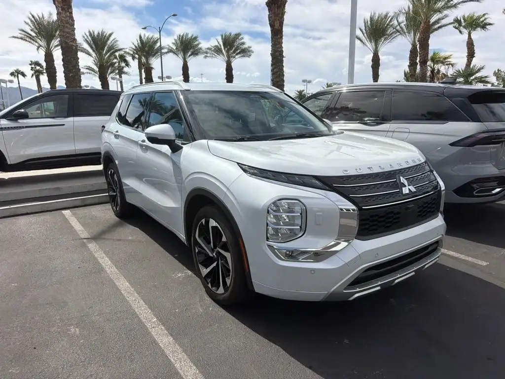 2022 Mitsubishi Outlander SEL S-AWC's photo