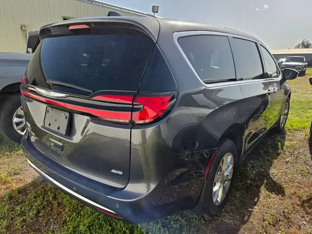 2023 Chrysler Pacifica Touring L AWD photo 5