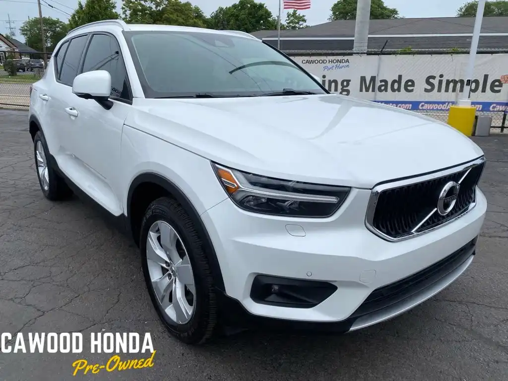 2022 Volvo XC40 T5 Momentum AWD's photo