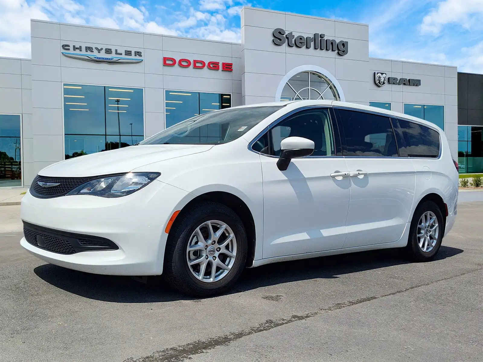 2022 Chrysler Voyager LX's photo