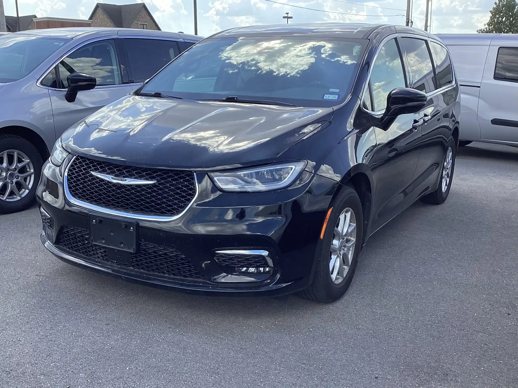 2025 Chrysler Pacifica Select's photo