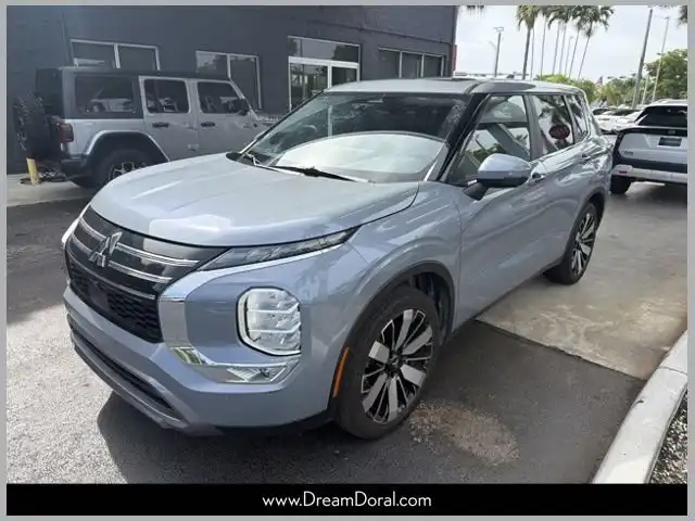 2025 Mitsubishi Outlander SE 2WD's photo