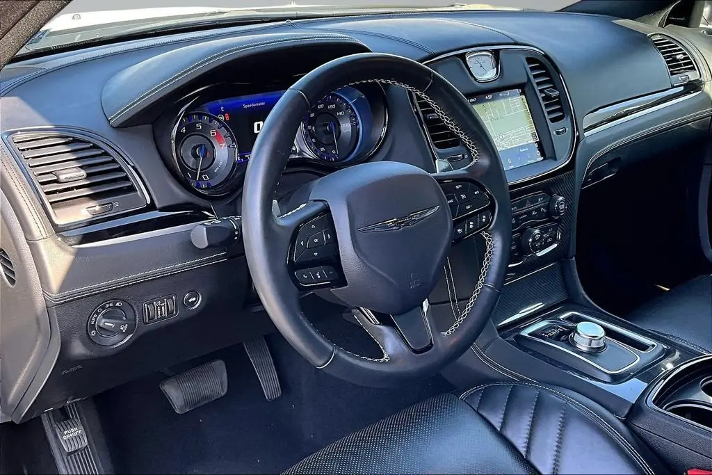 2023 Chrysler 300 C photo 4