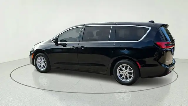 2025 Chrysler Pacifica Select photo 5