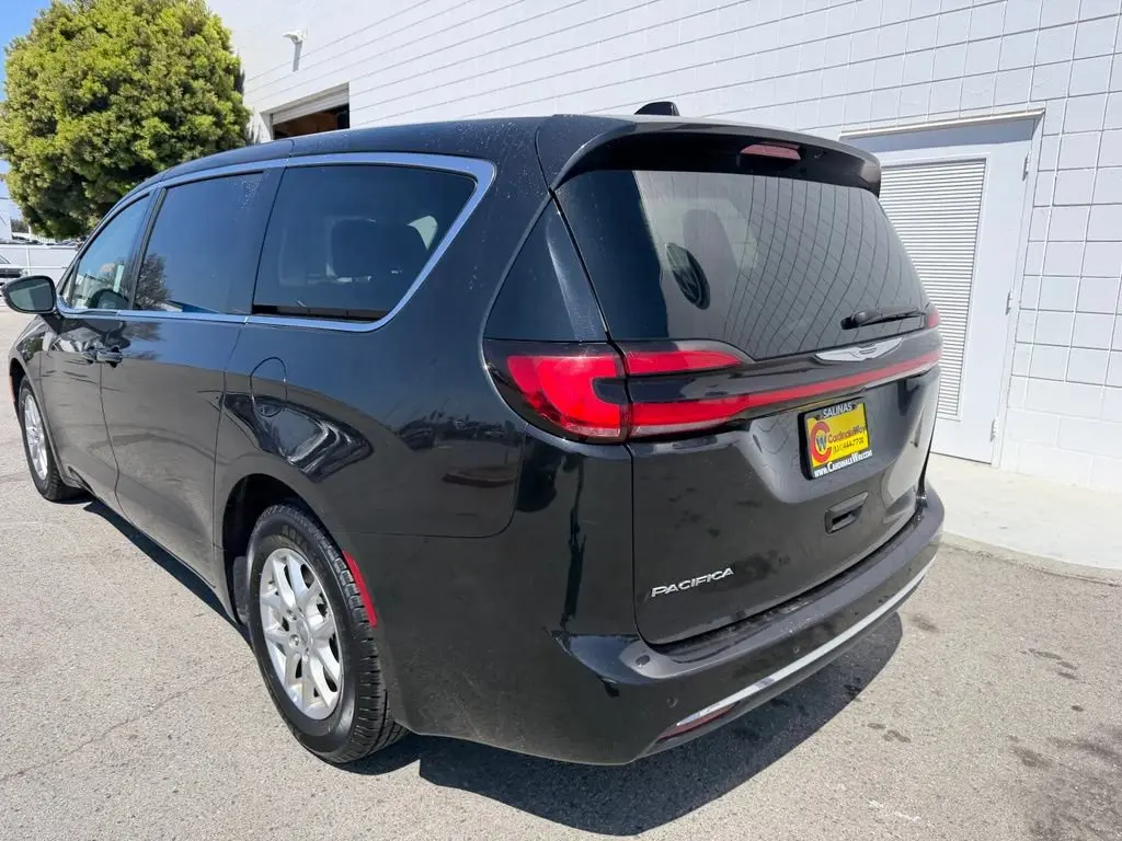 2023 Chrysler Pacifica Touring L photo 4