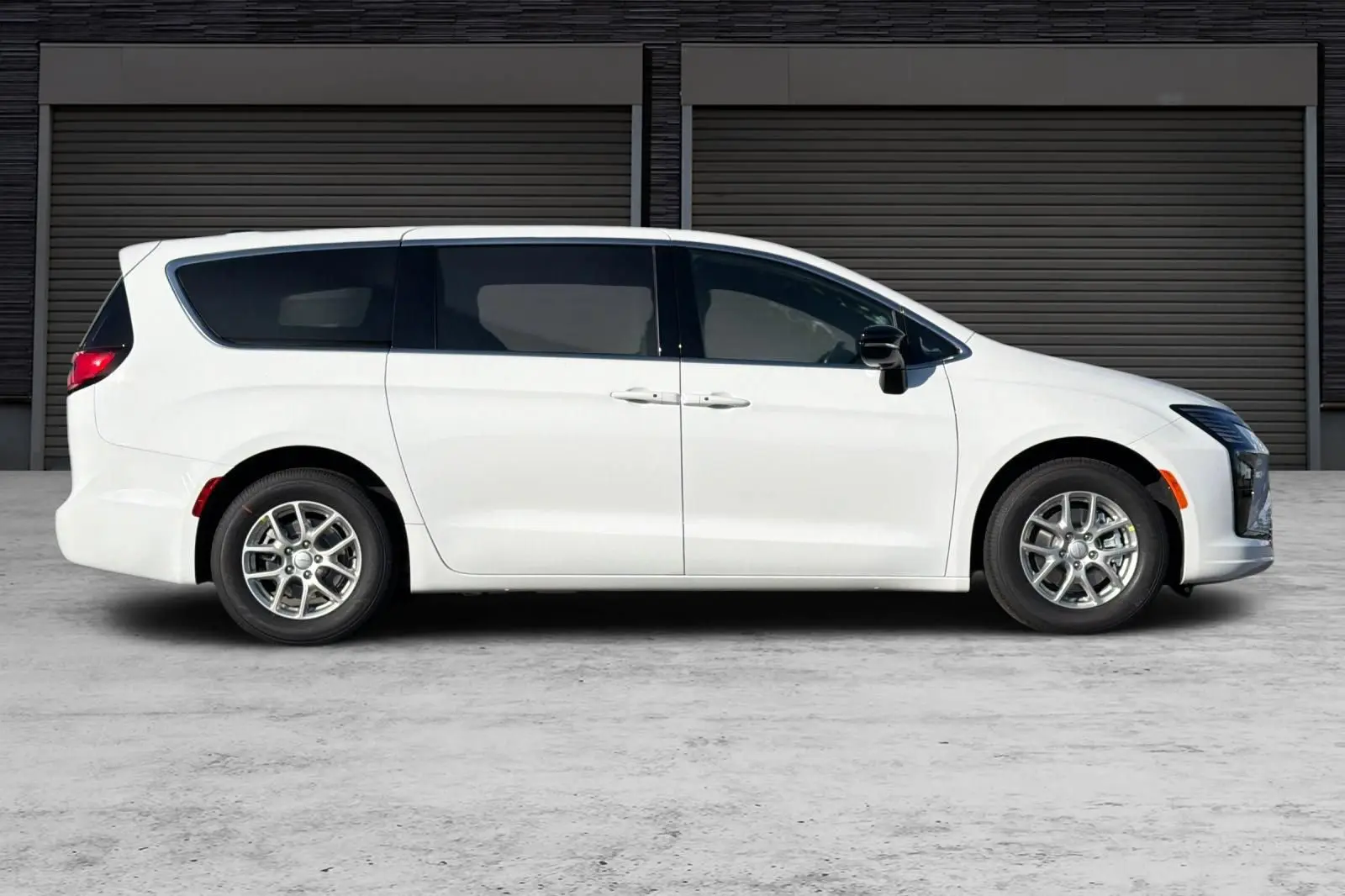 2027 Chrysler Pacifica Select photo 3