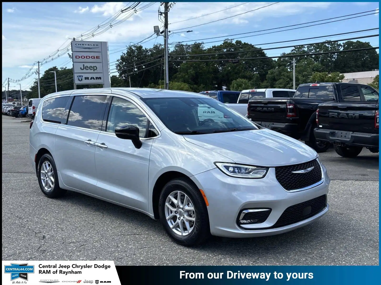 2024 Chrysler Pacifica Touring L's photo