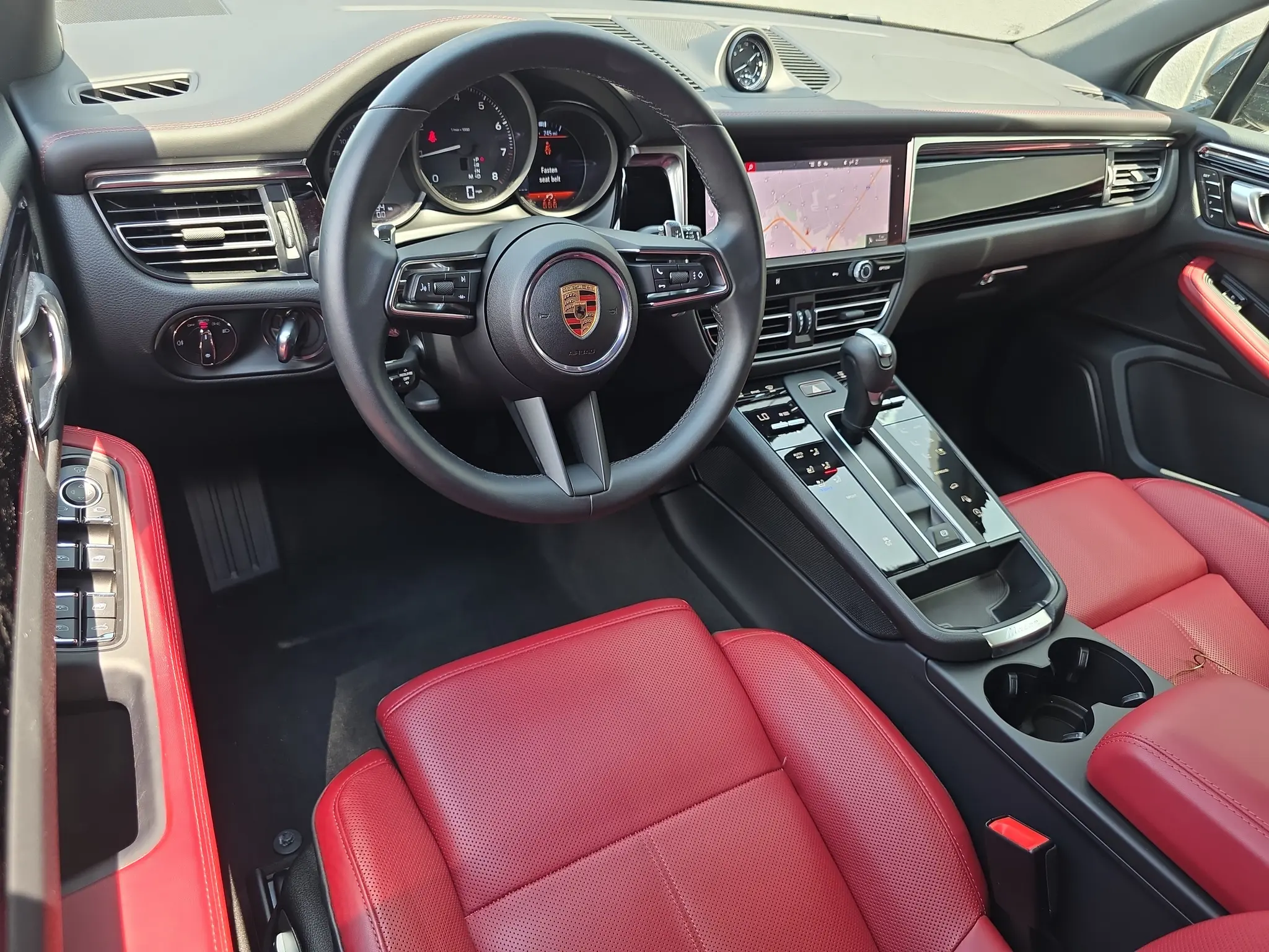 2025 Porsche Macan Base photo 4