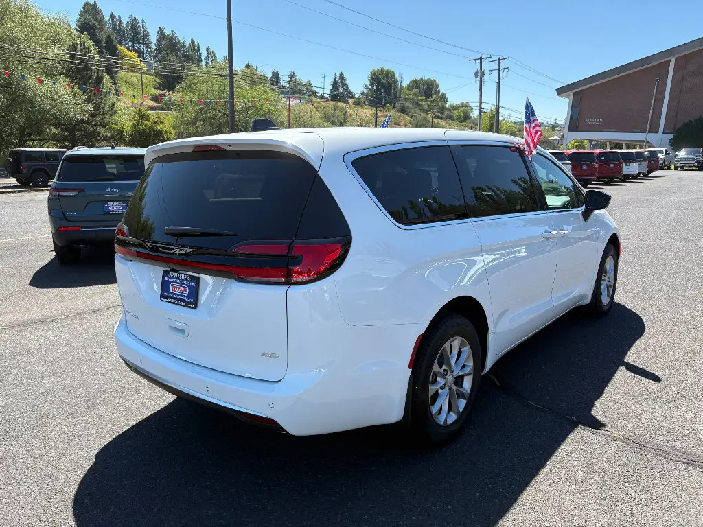 2027 Chrysler Pacifica Select AWD photo 5