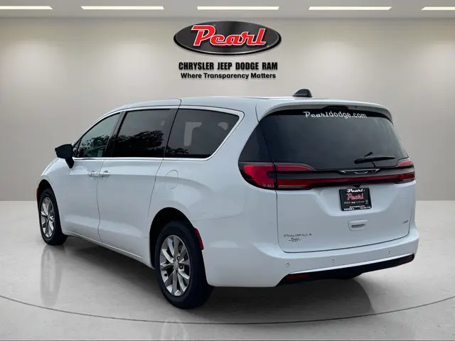 2027 Chrysler Pacifica Select AWD photo 5