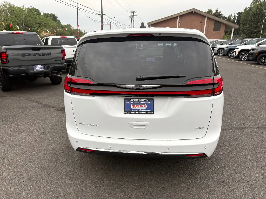 2024 Chrysler Pacifica Touring L AWD photo 4