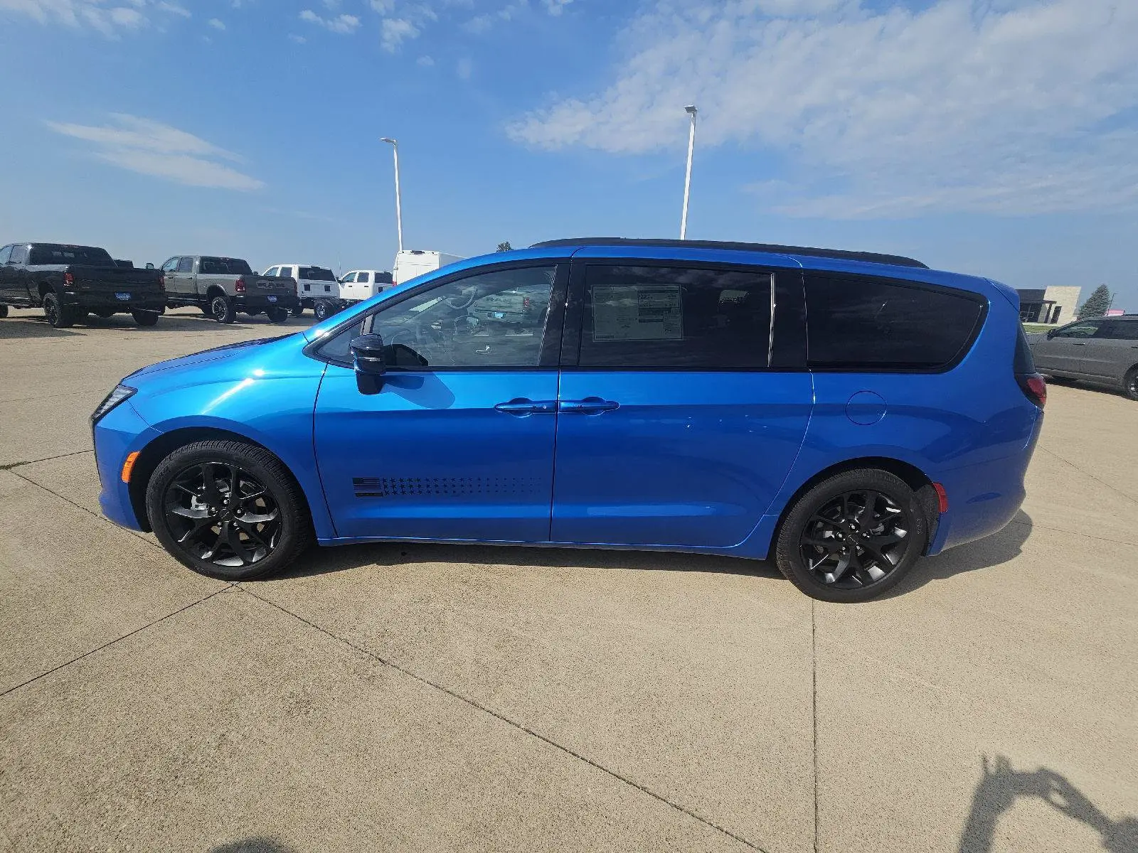 2027 Chrysler Pacifica Select photo 5