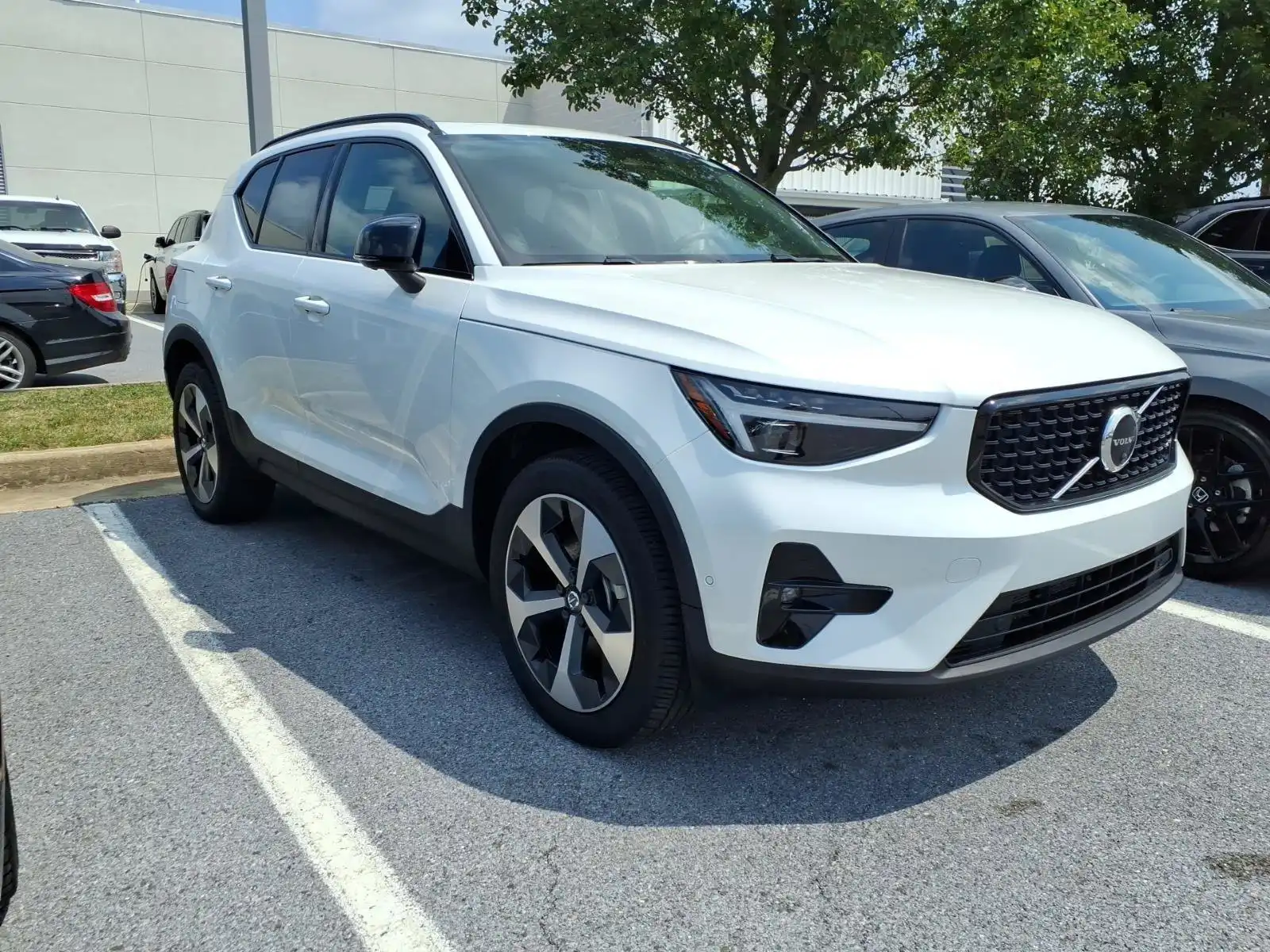 2026 Volvo XC40 B5 Plus Dark AWD's photo