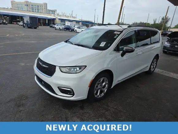 2023 Chrysler Pacifica Limited's photo